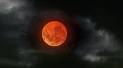 In der Todesnacht des Römischen Kaisers Caesar soll der Mars besonders hell und rot geleuchtet haben - so als feiere er seinen Triumph über den Herrscher. Heute weiß man, warum der Mars wirklich rot leuchtet. (Animation)