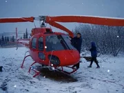In der eisigen Wildnis Alaskas müssen sie ohne fremde Hilfe um ihr Überleben kämpfen und sich selbst ihren Weg zurück in die Zivilisation bahnen.