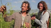 Bauer Dries Delanote (li.) zeigt Kobe Desramaults (re.) die neuesten Überraschungen aus seinem Garten.