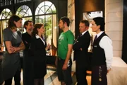 Die Lage zwischen den Pauschaltouristen und den Stammgästen im Hotel spitzt sich zu: (v.l.n.r.) Frau von Weyer (Giulia Siegel), Toni (Ron Holzschuh), Manu (Marie Zielcke), Micha (Michael Brücker), Caro (Mathias Kahler Polagnoli) und Viktor (Alexander Huber) ...