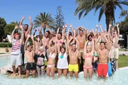 Sonnenschein, weißer Sandstrand und kristallklares Meer: Wo lässt es sich besser flirten als in diesem Paradies? Das wollen deutsche Singles herausfinden und kehren der regnerischen Heimat den Rücken, um auf der Trauminsel Rhodos spannende Flirts zu erleben. Ein Single trifft auf drei BewerberInnen und lernt diese bei heißen Dates und ungewöhnlichen Unternehmungen kennen. Doch jeder Kandidat verbirgt ein äußerst pikantes Geheimnis. Wer kann den attraktiven Single von sich überzeugen und bei wem heißt es âNext, please!â?