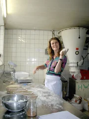 Sarah Wiener bei der Zubereitung von Engadiner Birnenbrot.