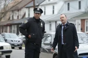 Während Danny (Donnie Wahlberg, r.) Lindas Bruder aus der Patsche helfen muss, erfährt Nicky, wie es in der wahren Polizeiwelt aussieht ...