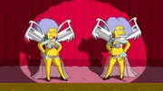 Der Auftritt von Patty (l.) und Selma (r.) bei dem 38. Annual DMV Award ist für Homer unerträglich. Er verlässt frühzeitig die Veranstaltung.