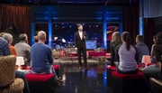 Moderator Thorsten Schorn begrüßt das Publikum.