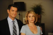 Lassiter (Timothy Omundson) ist gerade mitten in seinem Date mit Marlowe (Kristy Swanson), als Shawn und Gus auftauchen und diese mit ihrem Verdacht konfrontieren.