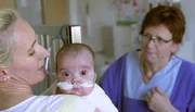 Die Case-Managerin aus dem Olgahospital hilft der Mutter des kleinen schwerkranken Irfan zu Hause klar zu kommen.