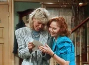 Angela (Judith Light, l.) zeigt Mona (Katherine Helmond, r.) eine Liste der spontanen Jugendstreiche, die sie anstellen will.