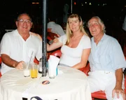 Fred Foreman (li.), Gangsterboss aus London, besucht zusammen mit seiner Frau Ronnie Biggs (re.) in Brasilien. Foreman hat die Flucht von Ronnie Biggs organisiert und über Bestechung die Freilassung von zwei Tatbeteiligten.