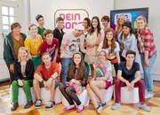 Dein Song Casting 2013. Die Moderatoren Bürger Lars Dietrich und Johanna Klum (Mi.) mit den 16 Kandidaten: Yoni, Felix, Sydney, Tom, Luca, Daria, Niklas, Mascha, Janina, Lisa, Nastassja, Svenja, Jonas, Marie, Lina und Nicolai