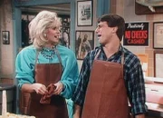 Angela (Judith Light, l.) und Tony (Tony Danza, r.) helfen spontan in Mrs. Rossinis Fischgeschäft aus.