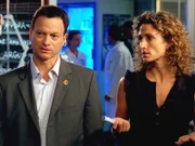 Mac (Gary Sinise) und Stella (Melina Kanakaredes) versuchen, die Handschrift des Mörders zu entziffern. Alle Morde weisen einen Bezug zur griechischen Mythologie auf.