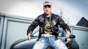 Die Kultfigur „Der Dennis“ ist Berufsschüler, lebt bei seiner Oma in Hürth und hängt in seiner Freizeit am liebsten in seiner „Hood“ rum. Sein größtes Ziel: cool sein und „reich“ aussehen.