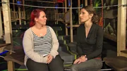 Nicole (l.) und Franca bei der Auswertung.