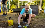 Patrick Widera beim Pflanzen.
