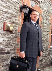 Noch ahnt Doc Martin (Martin Clunes) nicht, dass die 15-jährige Schülerin Melanie Gibson ein Auge auf ihn geworfen hat ...