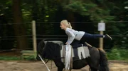 Die 7-jährige Hanna ist ein Sesamstraßen-Talent: sie liebt Ponys und turnt gern. Deswegen ist Voltigieren für sie das perfekte Hobby: Beim Voltigieren macht man nämlich Turnübungen auf einem Pferd.