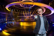 Montag bis Freitag - vier gegen einen: Im Studio geht es für vier Herausforderer und den Quizmaster in jeder Sendung um bis zu 5000 Euro. Die TV-Zuseher spielen zeitgleich per App um den wöchentlichen Jackpot. Wer ist der Schlauste? Wer stößt den Quizmaster vom Thron? Und wer bekommt für sein Wissen bares Geld?