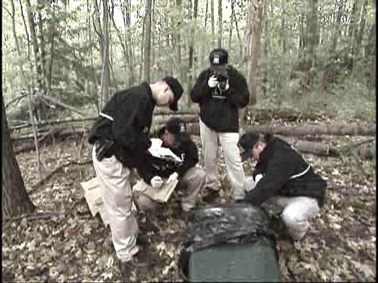 Knoten des Todes - Fast drei Jahre nach dem Verschwinden von Tammy Karen werden im März 2002 ihre Überreste in einer Mülltonne im Wald gefunden..