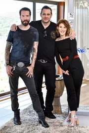 Jeannine Michaelsen mit Sascha Vollmer (r.) und Alec Völkel von The BossHoss