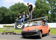 Ein platter Autoreifen - was nun? Das "Checkpoint"-Team testet mit Elton Ersatzrad-Alternativen.