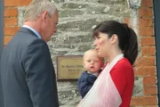 Auch der kleines James schafft es nicht, seinem Vater neuen Antrieb zu verleihen. Doch dann erfährt Doc Martin (Martin Clunes, l.), dass Louisa (Caroline Catz, r.) mit dem Baby und ihrer Mutter einige Zeit in Spanien leben möchte ...