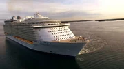 "Oasis of the Seas" in der Abendsonne.