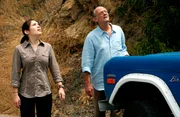 Dr. Lehman (Christopher Lloyd) macht sich mit seiner Assistentin Imogene O?Neill (Marla Sokoloff) von seinem Observatorium in Mexiko auf den Weg in die USA.