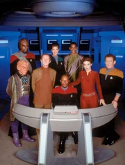 v.l.n.r.: Lt. Commander Worf (Michael Dorn), Quark (Armin Shimerman), Odo (Rene Auberjonois), Lt. Commander Jadzia Dax (Terry Farrell), Captain Sisko (Avery Brooks), Jake Sisko (Cirroc Lofton, Major Kira (Nana Visitor) und Chief O'Brien (Colm Meaney).
