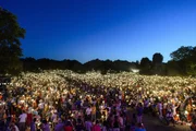 Das Klassik Open Air Nürnberg gehört zu den größten Veranstaltungen dieser Art ein Europa, ja sogar weltweit. Seit dem 950. Geburtstag der Stadt im Jahr 2000 kommen jährlich über 100.000 Musikfreunde an den Dutzendteich zu den beiden Klassik Open Air-Konzerte in Nürnberg.