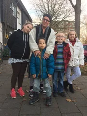 Andrea L. ist alleinerziehend und lebt von Hartz IV. In der letzten Woche des Monats muss sie sehr genau haushalten, damit sie ihren Kindern Johanna, Caleb, Henry und Matilda jeden Tag eine warme Mahlzeit kochen kann.