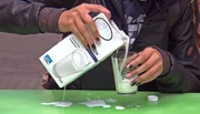 Der Tipp, Milch aus dem Tetrapack in die Tasse zu gießen ohne dass allzu viel daneben geht, wird überprüft.