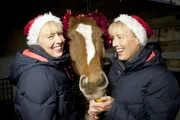 Rike und Kati mit Pferd und Mütze.