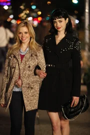 Für Chloe (Krysten Ritter, r.) ist June (Dreama Walker, l.) nur eine von vielen naiven Mädchen, die Chloe im Fach "wahres Leben" belehren will ...