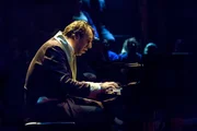 Chilly Gonzales auf der Bühne - wie so oft, im Bademantel
