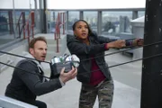 Fin (Ian Ziering) und Skye (Vivica A. Fox) trotzen dem Sharknado mit selbstgebauten Bomben.