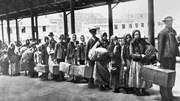 Einwanderer vor Ellis Island.