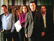 Das CSI New York-Team, von links: Messer (Carmine Giovinazzo), Monroe (Anna Belknap), Bonasera (Melina Kanakaredes), Taylor (Gary Sinise) und Dr. Hawkes (Hill Harper).