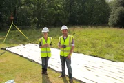 Jimmy Doherty und ein Insektenkundler bereiten das fangen von Insekten vor - Landschaft.