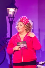 (2. Staffel) - Im Studio präsentiert Cindy aus Marzahn ihre abenteuerlichen Erfahrungen ...