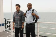 Shawn (James Roday, li.) und Gus (Dulé Hill) fahren mit einer Fähre auf eine nahe gelegene Insel, um dort an einer Umweltaktion teilzunehmen und die Strände zu reinigen.