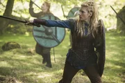 In Hedeby teilt Lagertha (Katheryn Winnick) Kalf mit, dass sie ein Kind von ihm bekommt und Kalf macht ihr daraufhin einen Heiratsantrag. Während Erlendur zusammen mit Kalf weiter Pläne schmiedet, wie sie den Lodbrok Clan auslöschen können ...