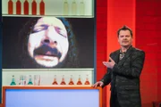 Moderator Ingo Appelt neben der Leinwand auf der sich der Nürnberger Facebook-Star und Kabarettist "Bembers" alias Roman Sörgel sich per TV-Einspielung meldet.
