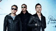 "Personal Jesus", "Strange Love" oder "Enjoy The Silence" sind nur einige ihrer Welthits. Auch die Schattenseiten des Ruhms werden unverblümt dargestellt. Martin Gore spricht über Drogensucht und Selbstzerstörung.