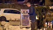 Stefan Petzner, ehemaliger Pressesprecher und Spindoktor von Jörg Haider an dessen Grab.