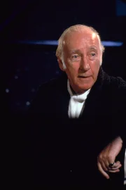 Dr. Goodfellow (Wilfrid Hyde-White)