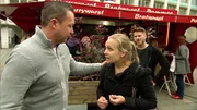 Nico (re.) taucht sogar am Imbiss-Stand von Alinas Vater (li.) auf.... Was hat das alles zu bedeuten?