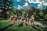 Deferegger Tanzlmusik - v.l. Anna Hopfgartner (Harfe), Lea Hopfgartner (Hackbrett), Gerhard Innerhofer (Posaune), Manuel Lercher (Zieharmonika), Bernhard Hopfgartner (Flügelhorn), Clemens Blasisker (Klarinette), René Wibmer (Bass)