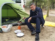 Camping - eine der beliebtesten Urlaubsmethoden der Deutschen! Doch wie campt es sich am Günstigsten und am Komfortabelsten? Dieser Frage gehen Joachim Llambi und Kaya Yanar auf den Grund und testen zwei Camping-Varianten, wie sie unterschiedlicher nicht sein könnten. Klassische Zeltromantik trifft auf überdimensionales Luxus-Glamping!