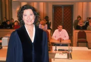 Richterin Dr. Ruth Herz führt die Verhandlungen objektiv, souverän und einfühlsam. Sie deckt die Geschichte hinter der Tat auf und versucht mit ihren Urteilen, Jugendlichen eine Chance zu geben.